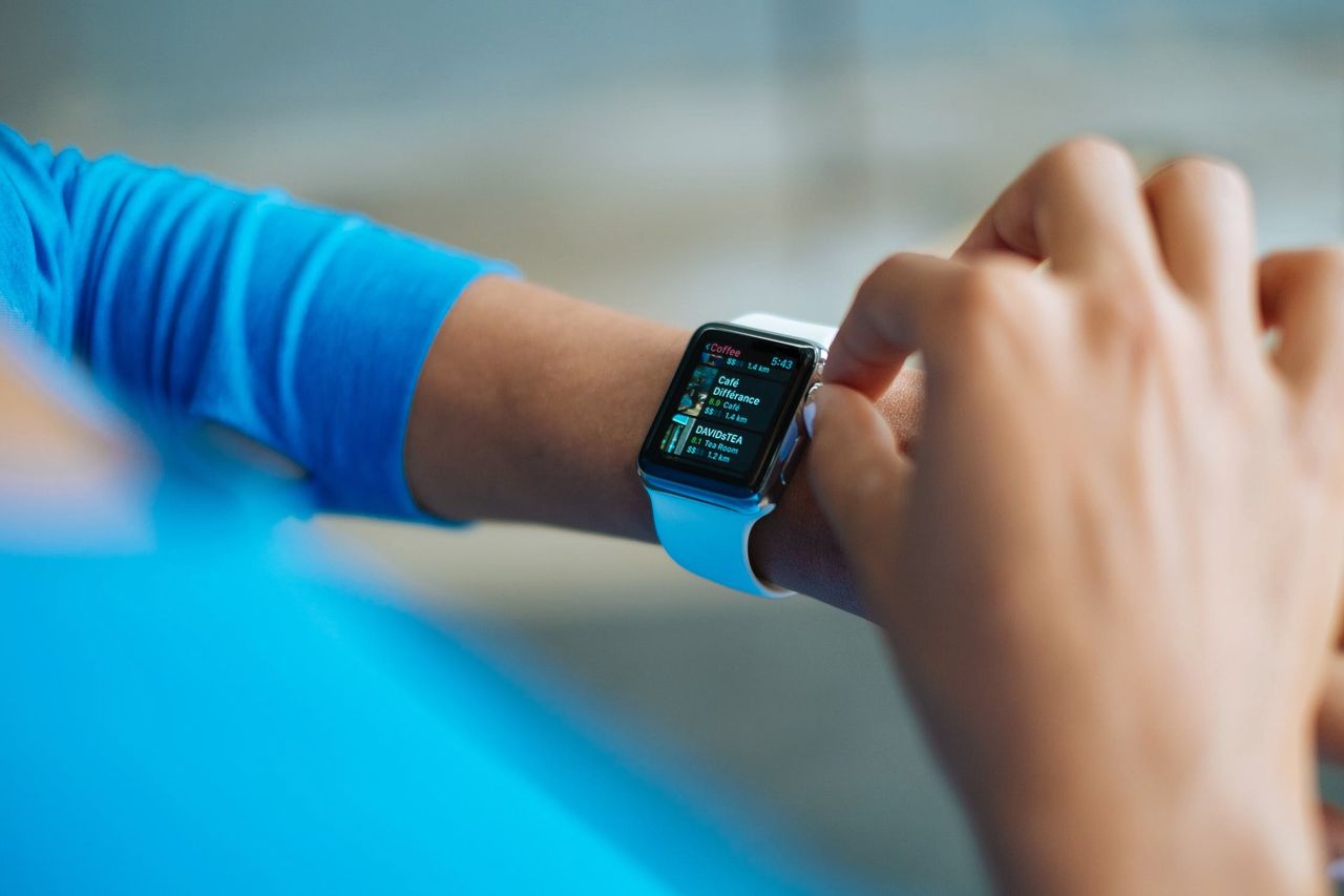 Smartwatch, opaska sportowa czy zegarek analogowy – na co się zdecydować?