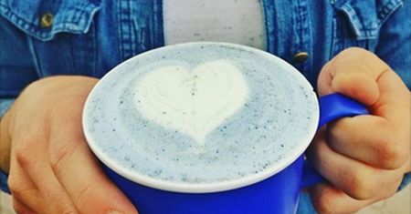 Zapomnijcie o kawie z węglem. Teraz modna jest blue matcha!