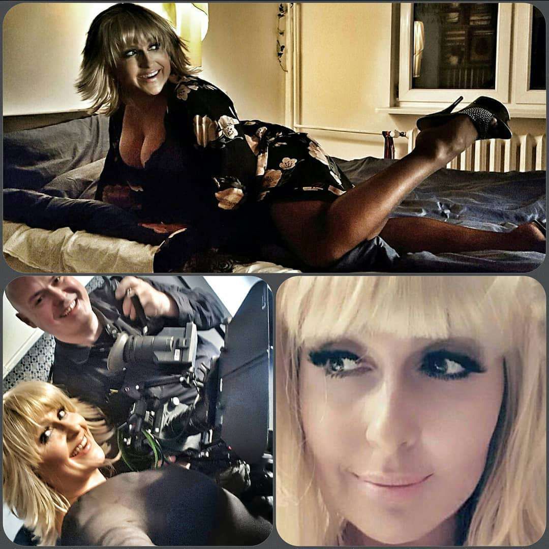 Katarzyna Skrzynecka w blond włosach dominuje partnera biustem
