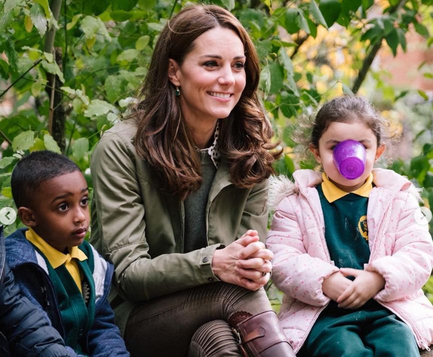 Księżna Kate w tanich spodniach z Zary. Świetnie podkreślają sylwetkę