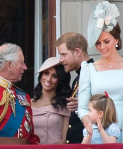 Meghan musiała stać za Kate. Urodziny królowej Elżbiety pełne nieporozumień