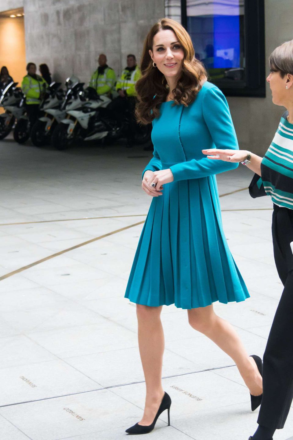 Księżna Kate w turkusowej sukience Emilia Wickstead w BBC