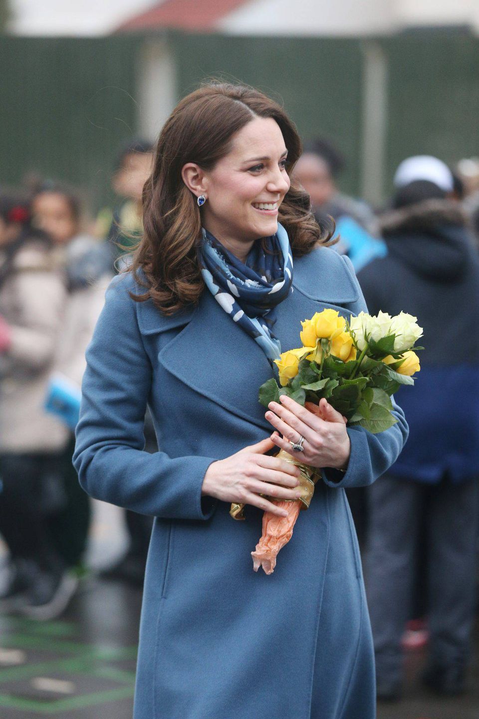 Księżna Kate w niebieskim płaszczu, w trzeciej ciąży