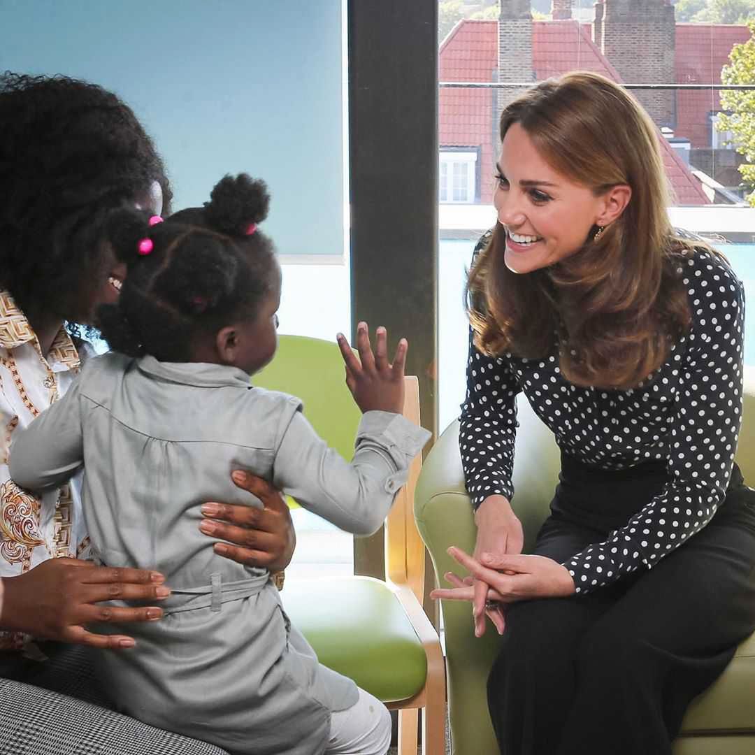 Księżna Kate w bluzce w grochy w szpitalu dziecięcym w Londynie