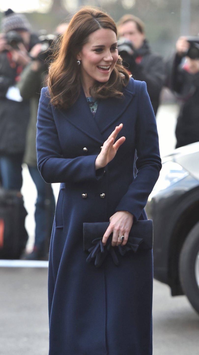 Księżna Kate w ciąży w granatowym płaszczu