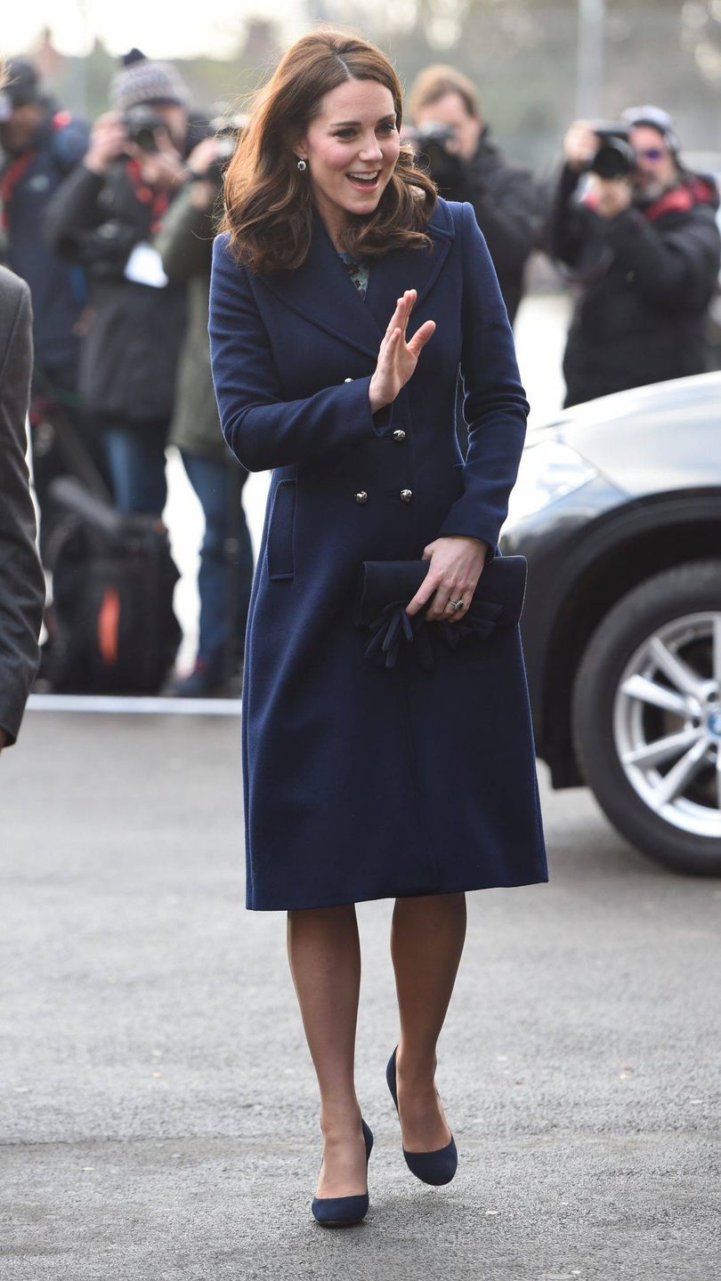 Księżna Kate w ciąży w granatowym płaszczu