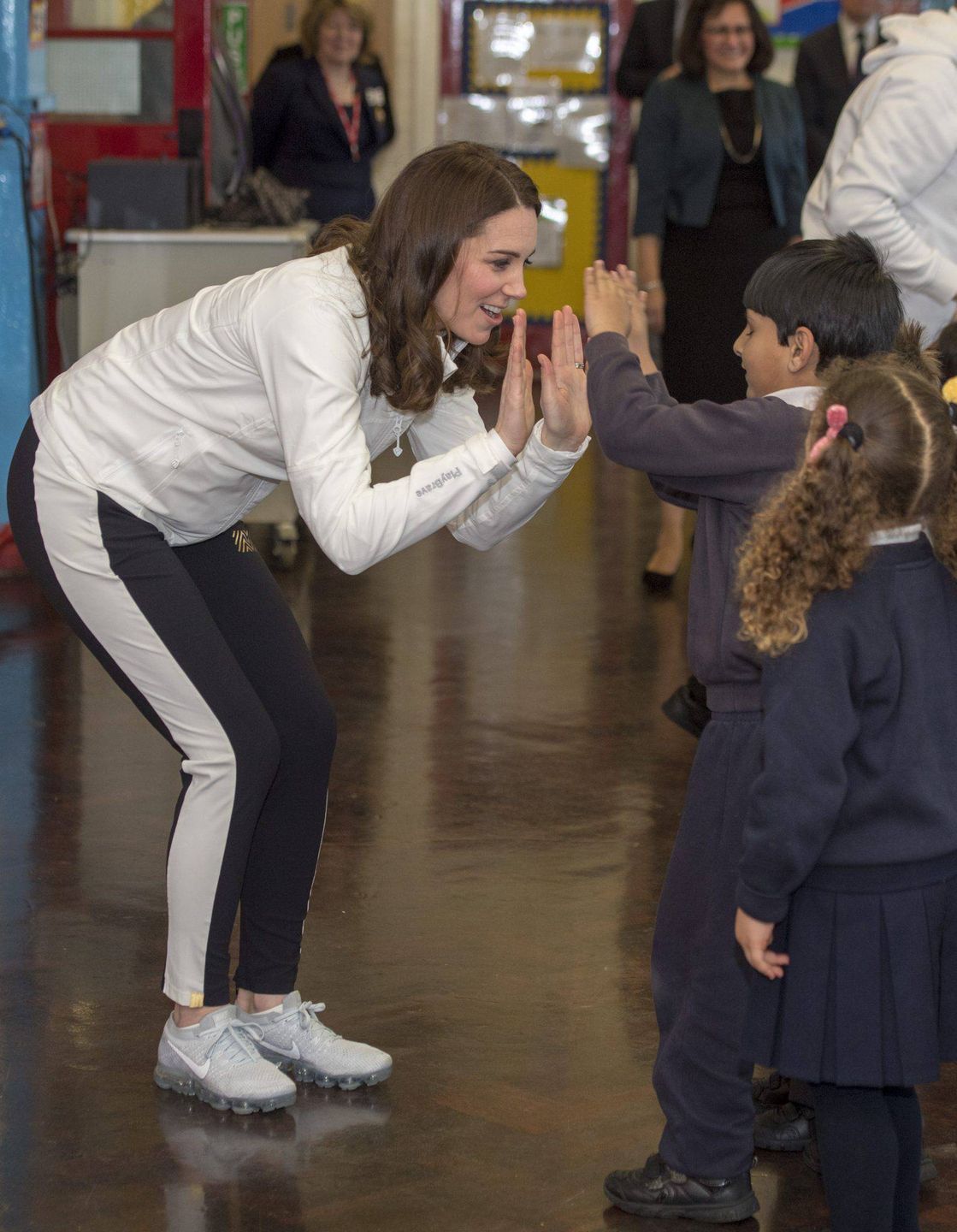 Księżna Kate z ciążowym brzuszkiem w Bond Primary School