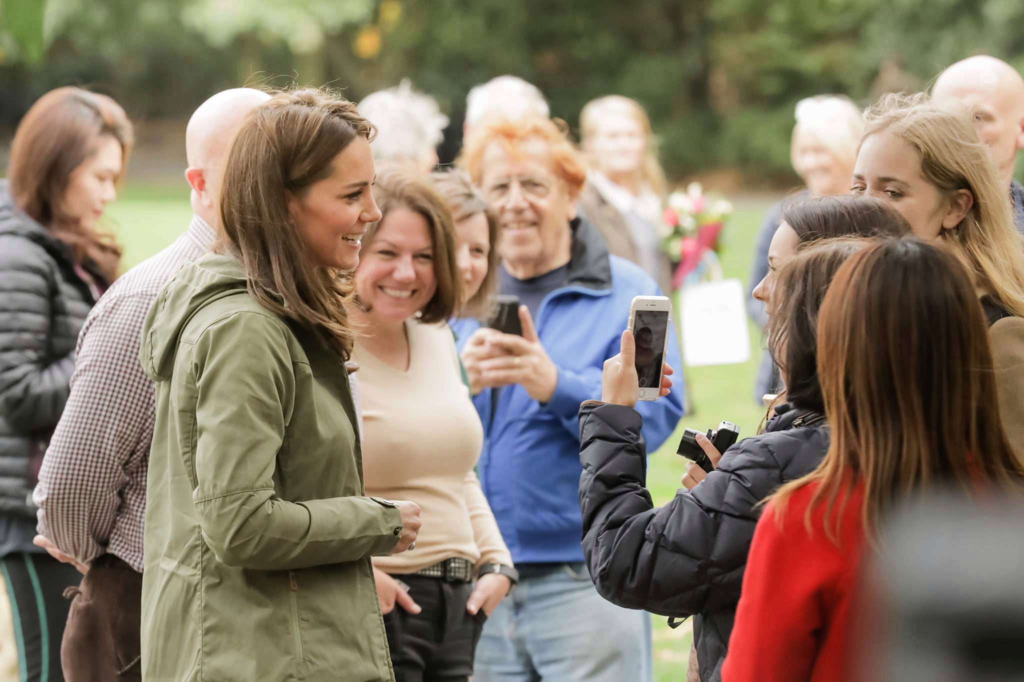 Księżna Kate w nowej fryzurze z wizytą w leśnej szkole Sayers Croft Forest School