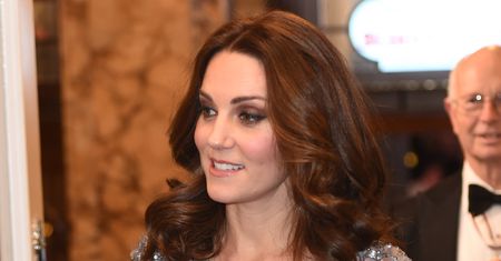 Księżna Kate w dopasowanej kreacji. Widać brzuszek?