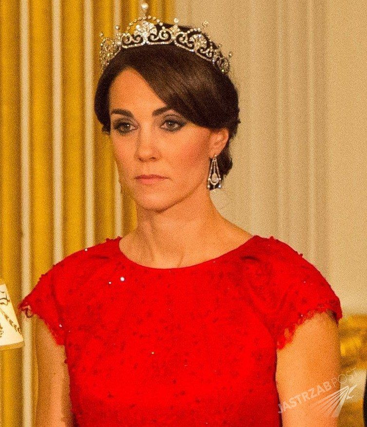 Księżna Kate w królewskiej tiarze na kolacji w Pałacu Buckingham z okazji wizyty chińskiego prezydent Xi Jinpinga (fot. East News)