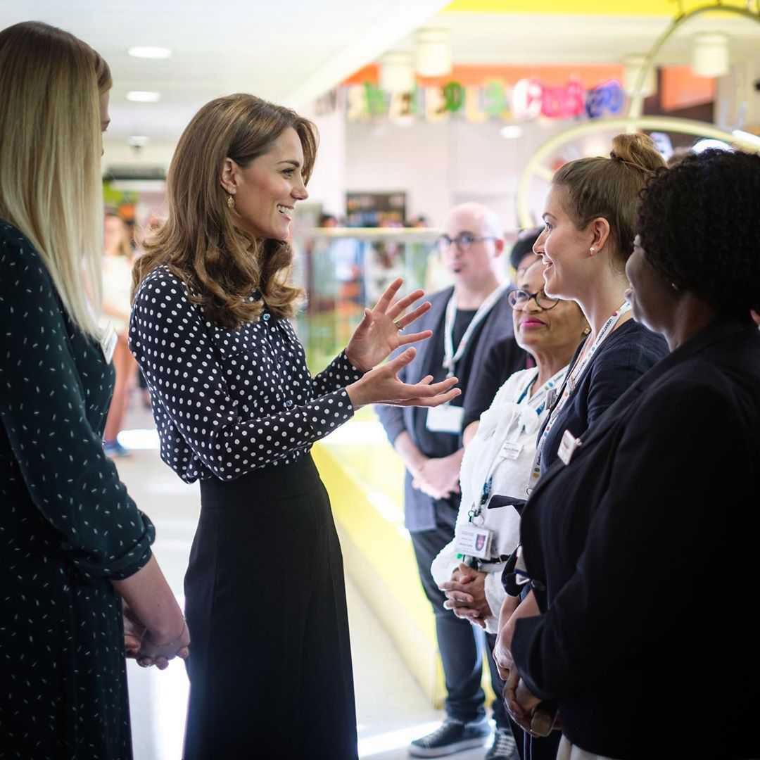 Księżna Kate w bluzce w grochy w szpitalu dziecięcym w Londynie