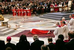 Benedykt XVI leżał krzyżem w bazylice