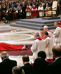 Benedykt XVI leżał krzyżem w bazylice