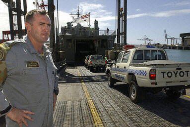 Australijski okręt wojenny płynie z misją pokojową