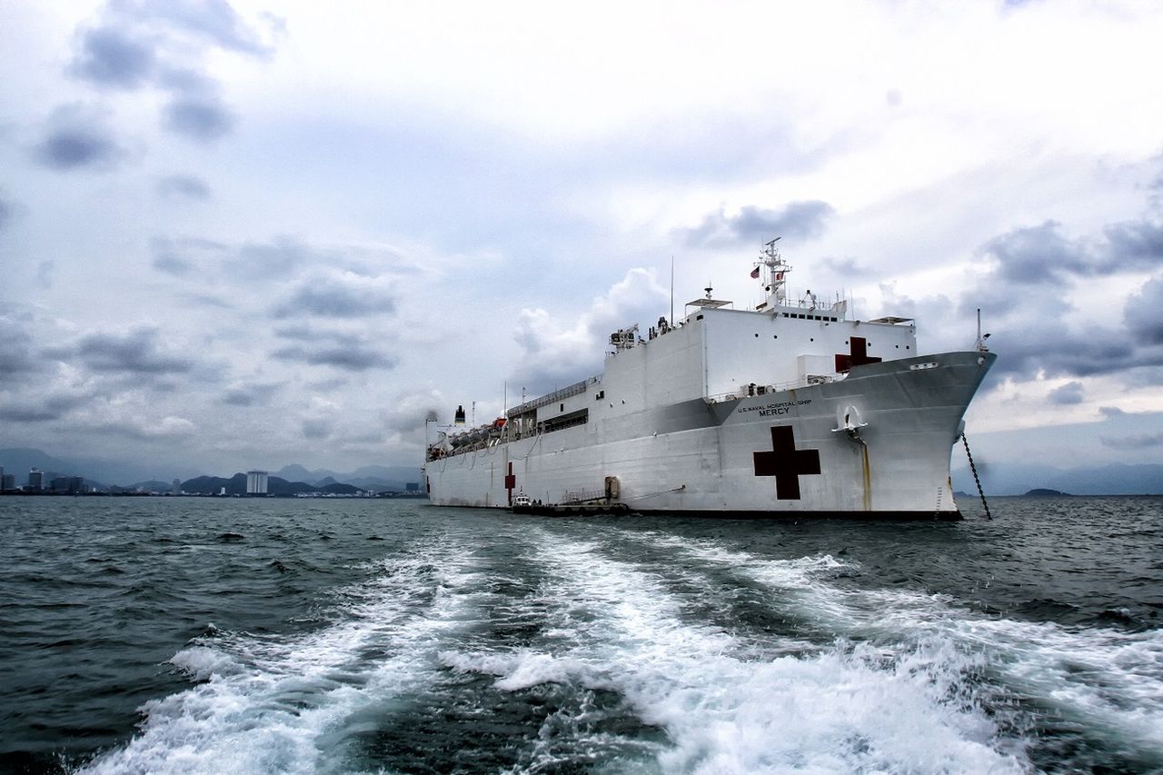 Pływające szpitale pomogą zwalczyć koronawirusa w USA. Wojsko wysyła na pomoc ogromne okręty