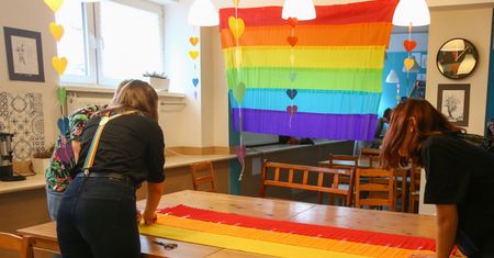 Tęczowy Piątek 2019. Tak wygląda w szkołach. W jednych zajęcia z akceptacji, w innych... spacer na cmentarz