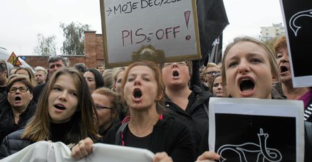 Czarny Piątek w stolicy. Kobiety wyjdą na ulice, protesty przed Sejmem i siedzibą PiS