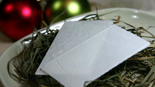 Producent opłatka z certyfikatem musi przysiąc, że w produkcie będzie tylko i wyłącznie woda i mąka