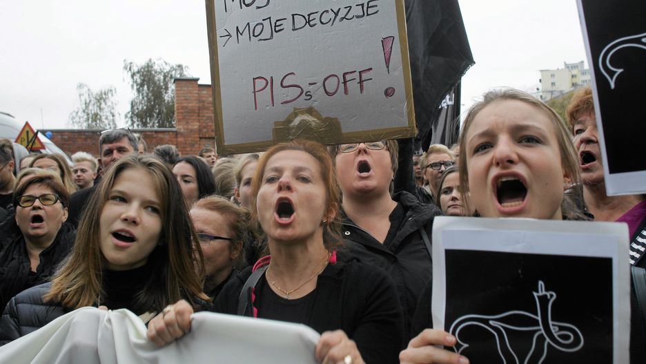 Czarny Protest przed siedzibą Prawa i Sprawiedliwości 