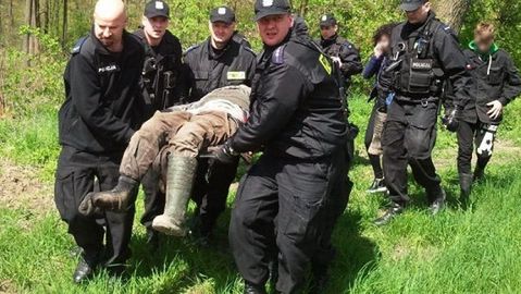 82-latek z zanikami pamięci został znaleziony w błocie