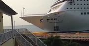 Sceny niczym ze "Speed 2". Rozpędzony gigant wbił się w port