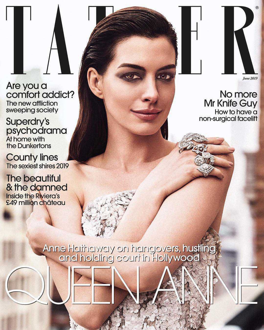 Anne Hathaway na okładce Tater straszy po przeróbce graficznej