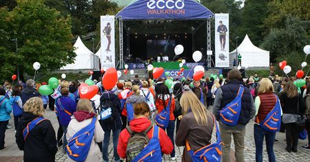 Gwiazdy spacerują w 10.000 tłumie,  by pomóc dzieciom