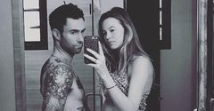 Adam Levine pozuje z ciężarną żoną