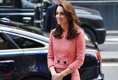 Kate Middleton w biało-czerwonej kracie