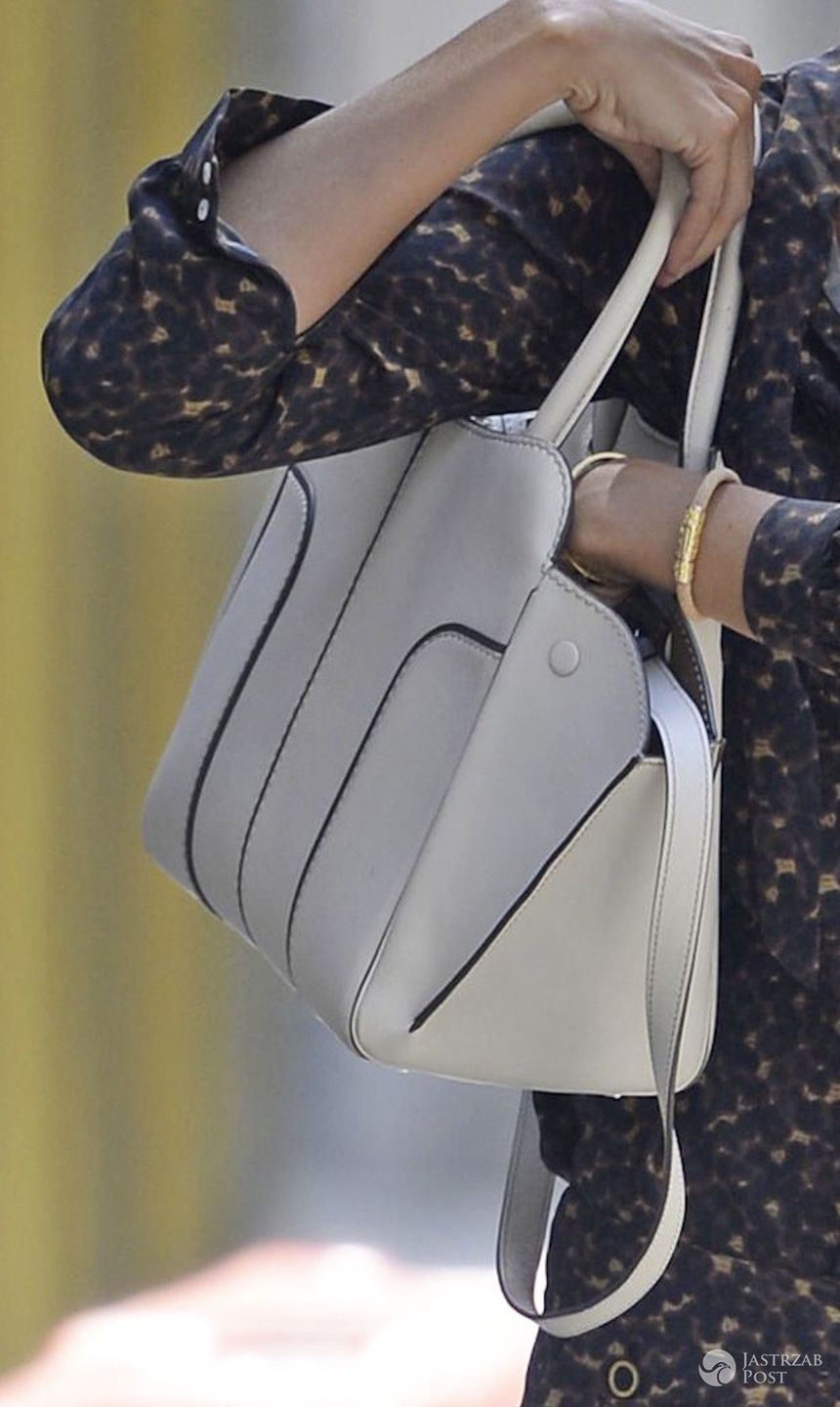 Katie Holmes z białą torbą