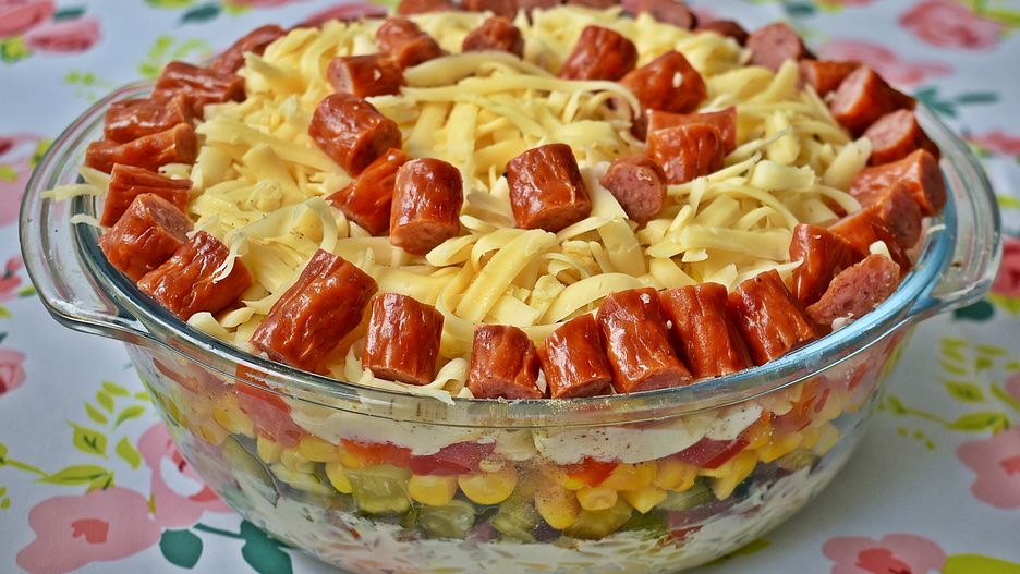 Sałatka z kabanosami i makaronem ryżowym