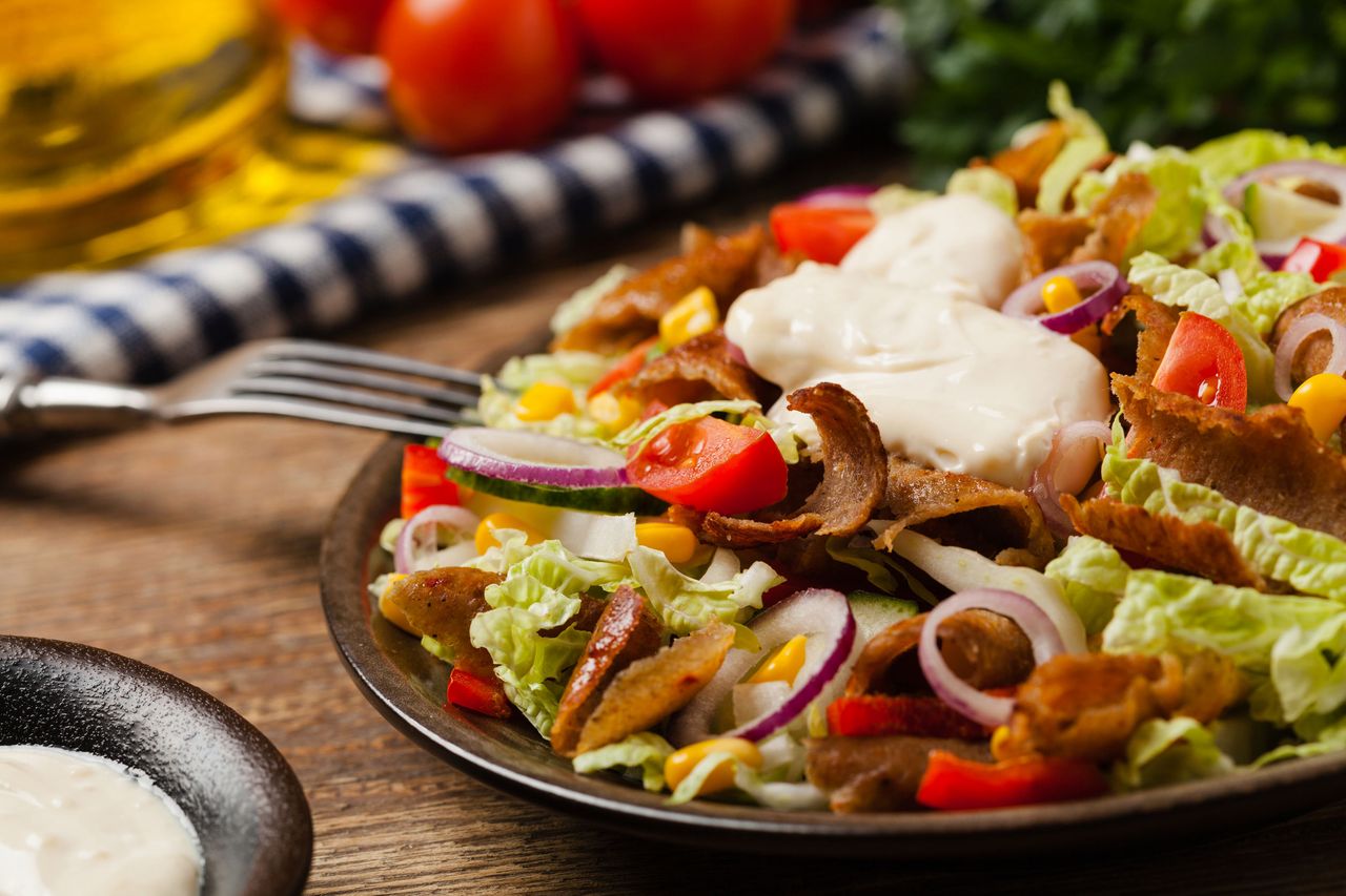 Sałatka gyros - ten przepis to hit. Jak ją zrobić?