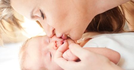 Całujesz dziecko w usta? Konsekwencje mogą być poważne