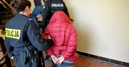 Noworodek jeszcze żył, gdy matka i babcia go zakopały. Teraz kobiety cieszą się wolnością