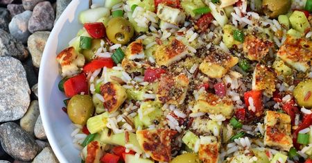 Sałatka z ryżem i serem halloumi