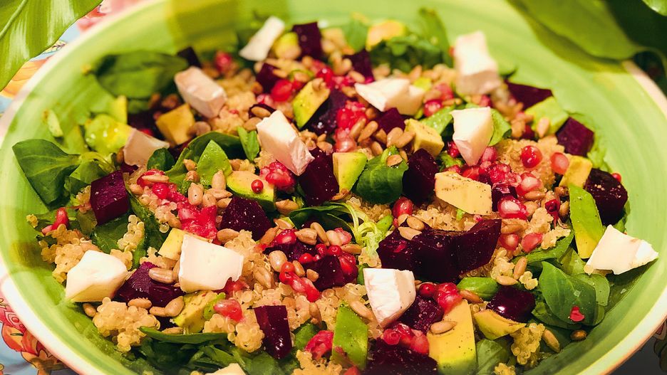 Sałatka z komosą ryżową i granatem