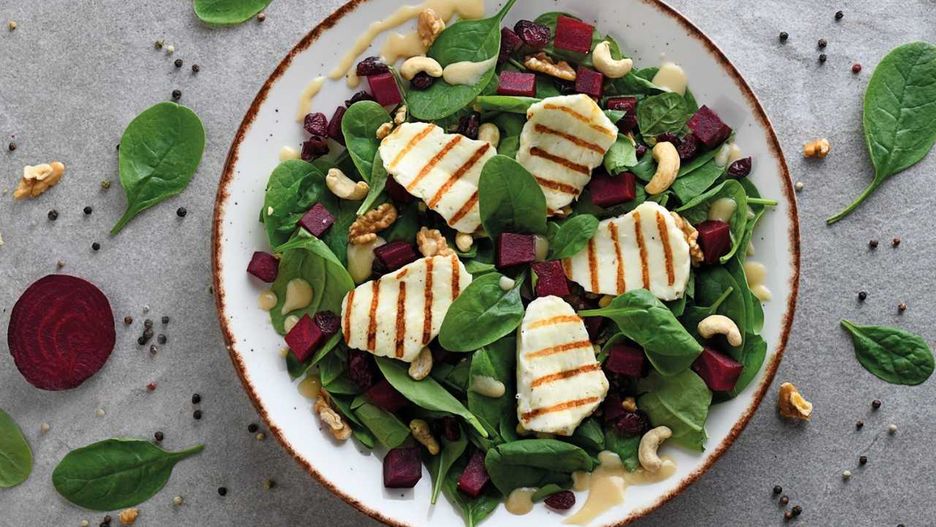 Lekka i szybka sałatka z młodym szpinakiem i serem halloumi