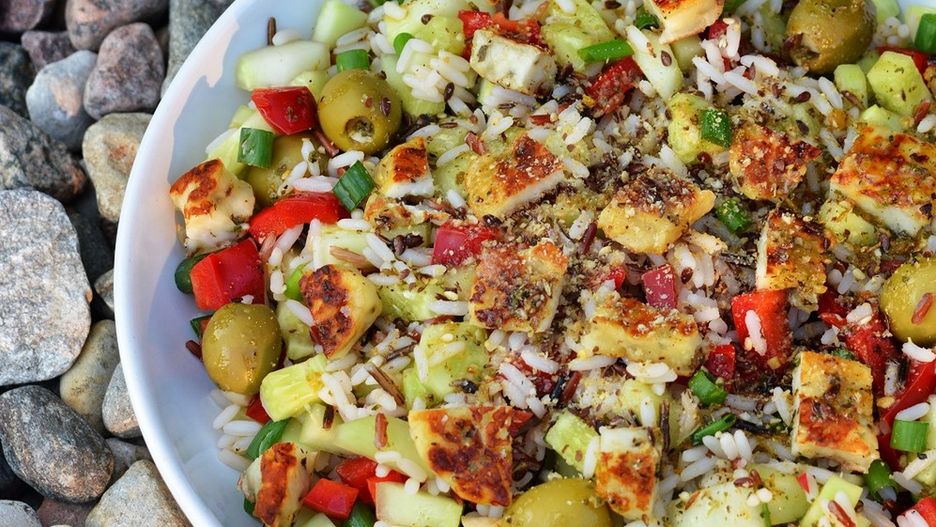 Sałatka z ryżem i serem halloumi