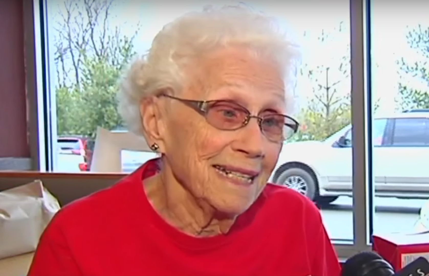 Ma 94 lata i pracuje w McDonald's. Klienci ją pokochali