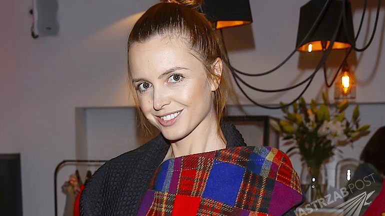 Kasia Burzyńska w płaszczu w kratkę