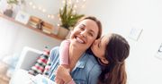 Dzień Matki 2019 – prezenty. Z okazji nadchodzącego Dnia Matki przygotowaliśmy listę pomysłów na prezenty, które przypadną do gustu każdej mamie