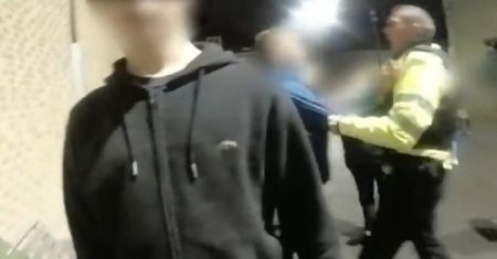 Nastolatkowie otoczyli policjantów. W ruch poszły cegły