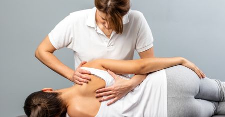 Odstające łopatki. Przyczyny, objawy, leczenie i ćwiczenia korekcyjne
