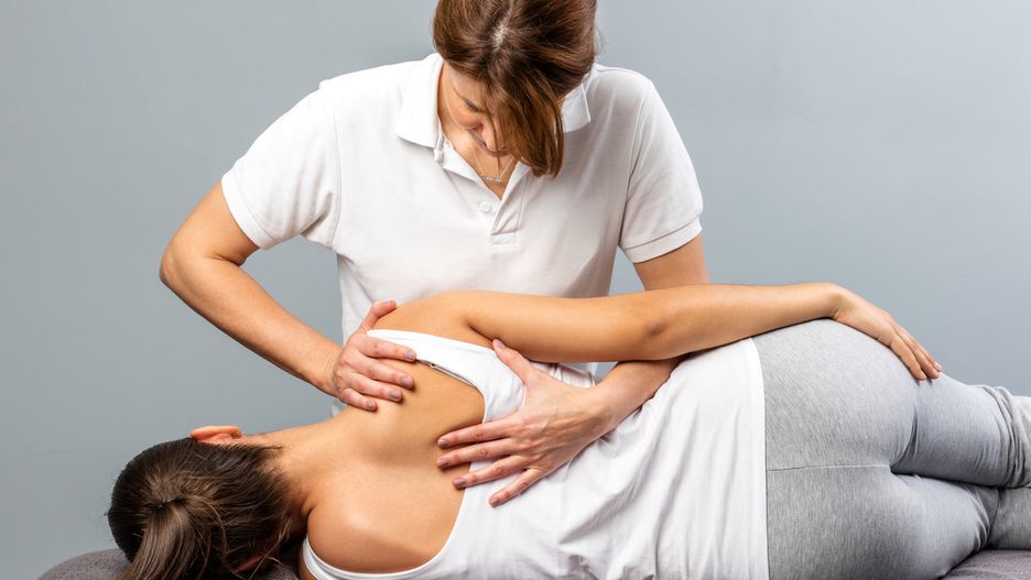 Zabiegi fizjoterapeutyczne uśmierzają ból wywołany odstającymi łopatkami.