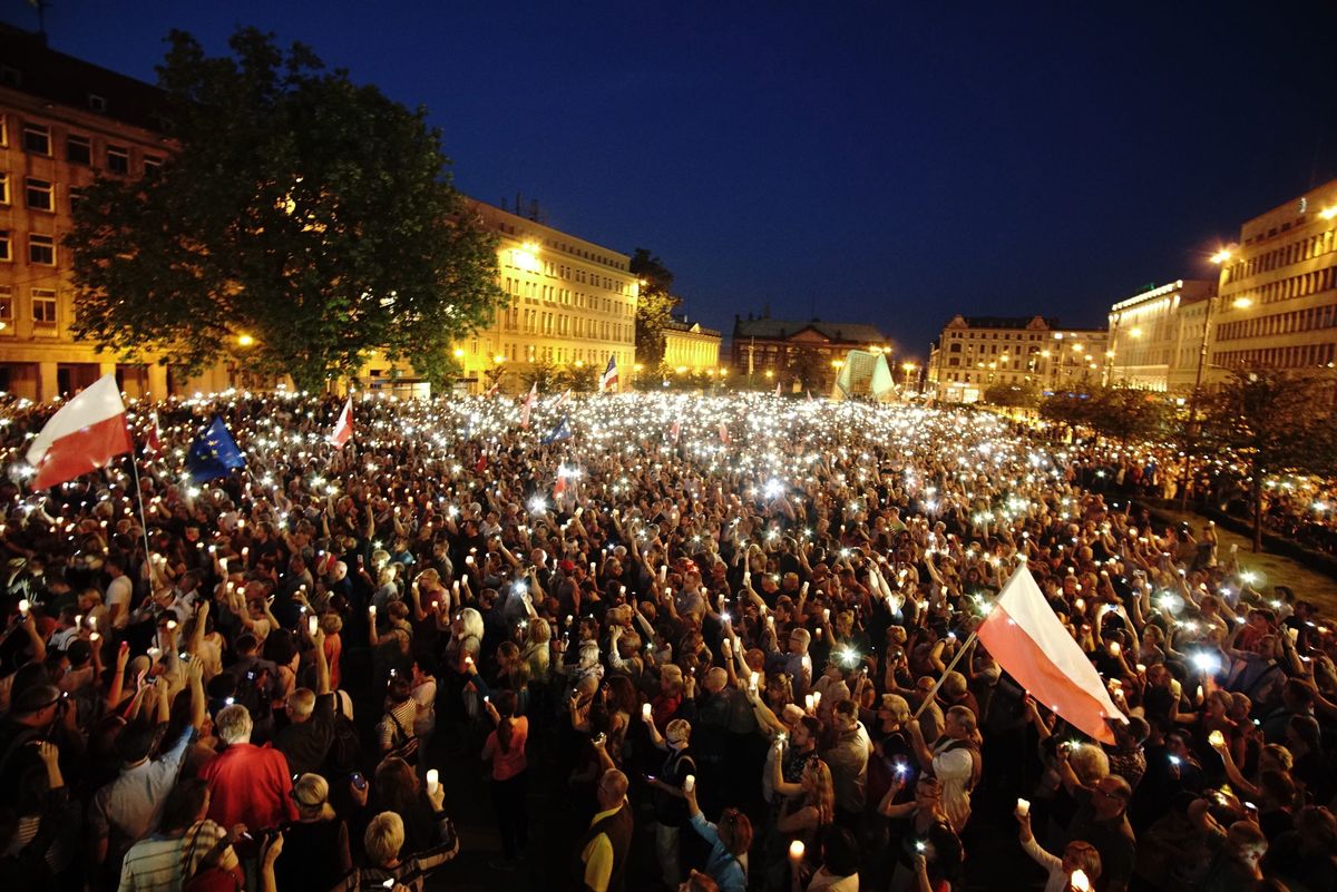 "Łańcuchy światła" w całej Polsce. Mobilizacja w mniejszych miastach to dla PiS większy problem niż Warszawa