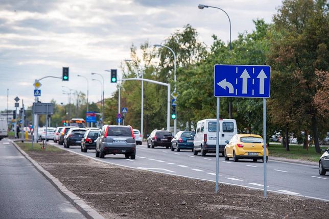 W takim przypadku, gdy skręcamy w lewo, najważniejsza jest sygnalizacja swoich zamiarów  