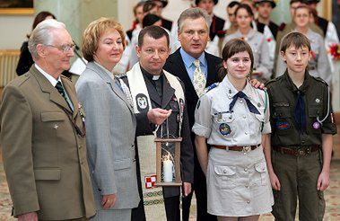 Prezydent Kwaśniewski przyjął światło z Betlejem od harcerzy