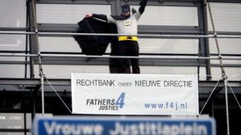 Batman na dachu sądu