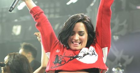 Demi Lovato: nawet świąteczny sweter nie ukrył jej seksownego ciała
