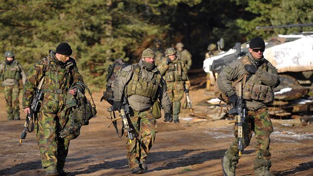 Żołnierze holenderscy na poligonie w Drawsku Pomorskim podczas ćwiczenia- BISON DRAWSKO 2017. W ćwiczeniu bierze udział ponad 4000 żołnierzy z sześciu państw (Holandia, Polska, Stany Zjednoczone, Niemcy, Kanada, Estonia)